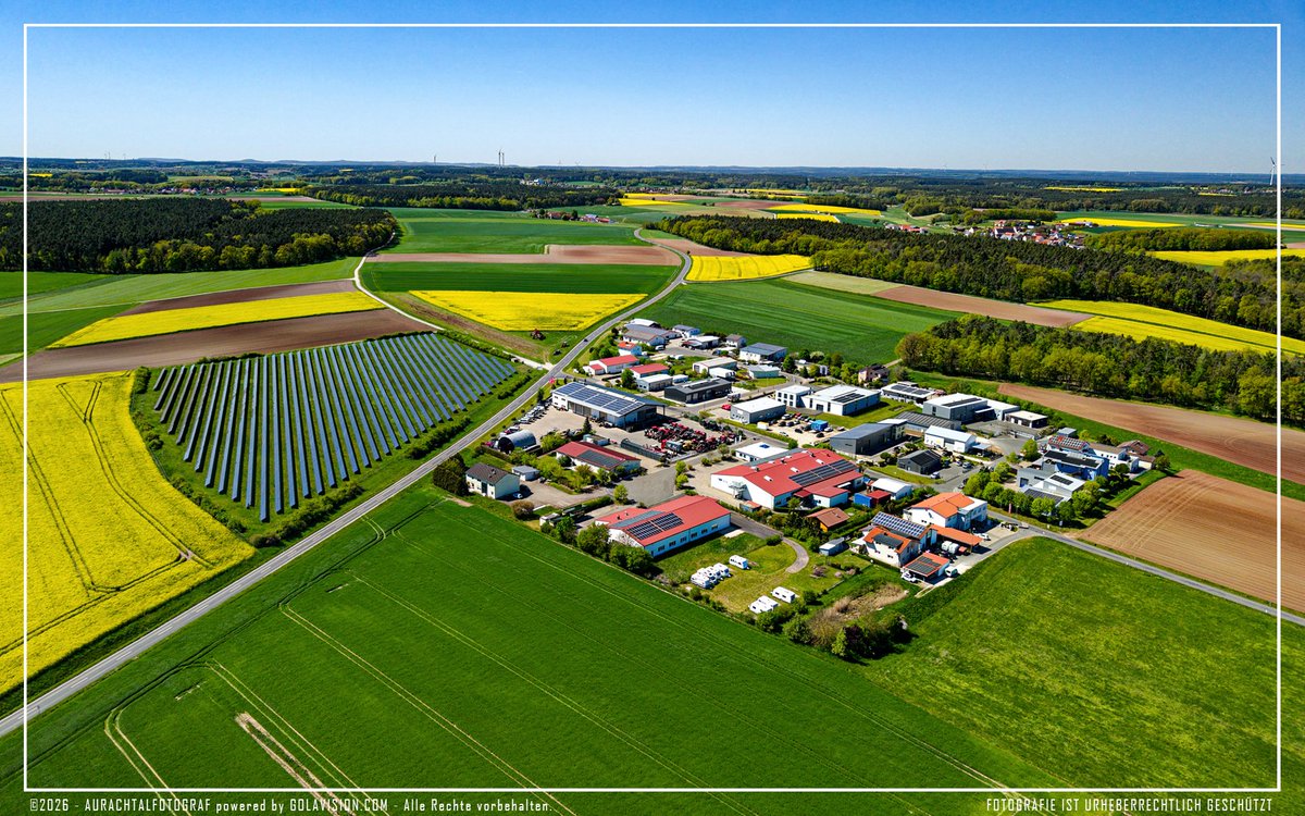 aurachtalfoto's tweet photo. 📷 Frühlingsstimmung in Aurachtal am 1. Mai 2026 | Gewerbegebiet 'Wirtshöhe' mit Weitblick auf Nankenhof und Unterreichenbach. #gemeindeaurachtal #aurachtal #bayern #aurachtalfrueher #vgaurachtal #landkreis_erh #erlangenhöchstadt #herzogenaurach https://t.co/mHsRaKzWvT