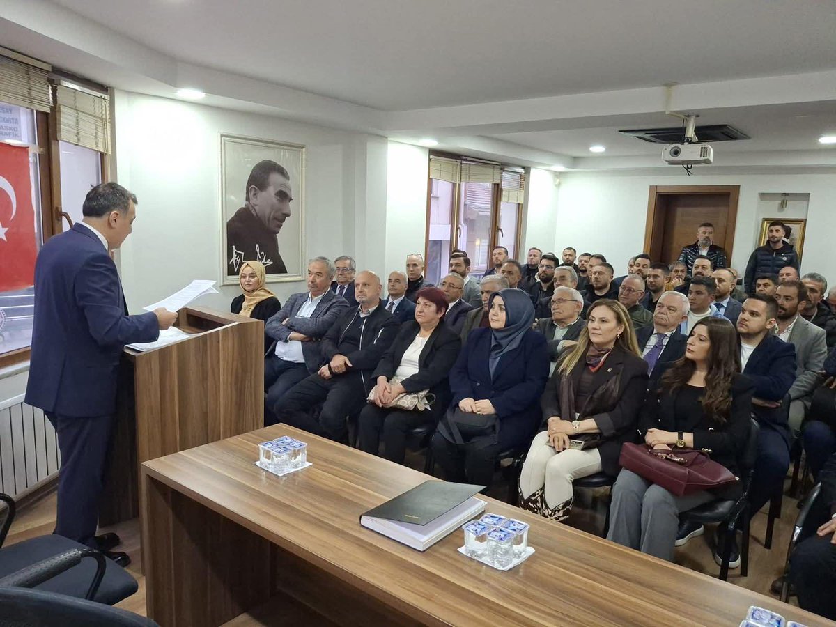 EskHaberOtesi's tweet photo. @MHPeskisehir26  İl Başkanlığı, yeni dönemin ilk yönetim kurulu toplantısını gerçekleştirdi. Toplantıda konuşan İl Başkanı @ayhnsezer ,  Lider @dbdevletbahceli ’nin takdir ve tensipleriyle 16 Nisan 2026 tarihinde göreve geldiğini belirtti 
https://t.co/Es0SgFGdHE https://t.co/08F18dWUiO