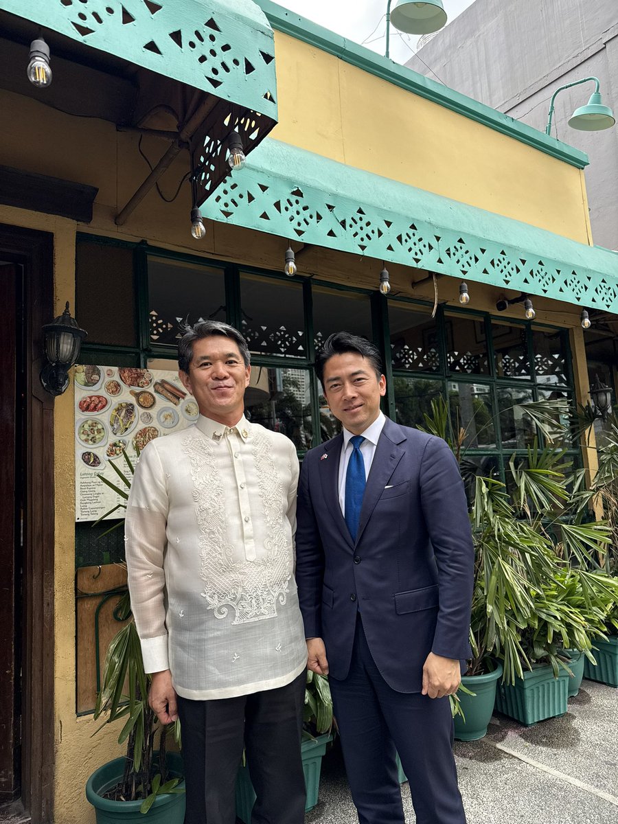 shinjirokoiz's tweet photo. フィリピンに到着して遠藤大使、防衛駐在官の皆さんと情報交換の昼食会。フィリピンは陸上・海上・航空の3自衛隊から隊員を派遣している世界の中で数少ない重要な同志国です。有意義な情報交換会をありがとうございました。 https://t.co/PSrpdlJQlh