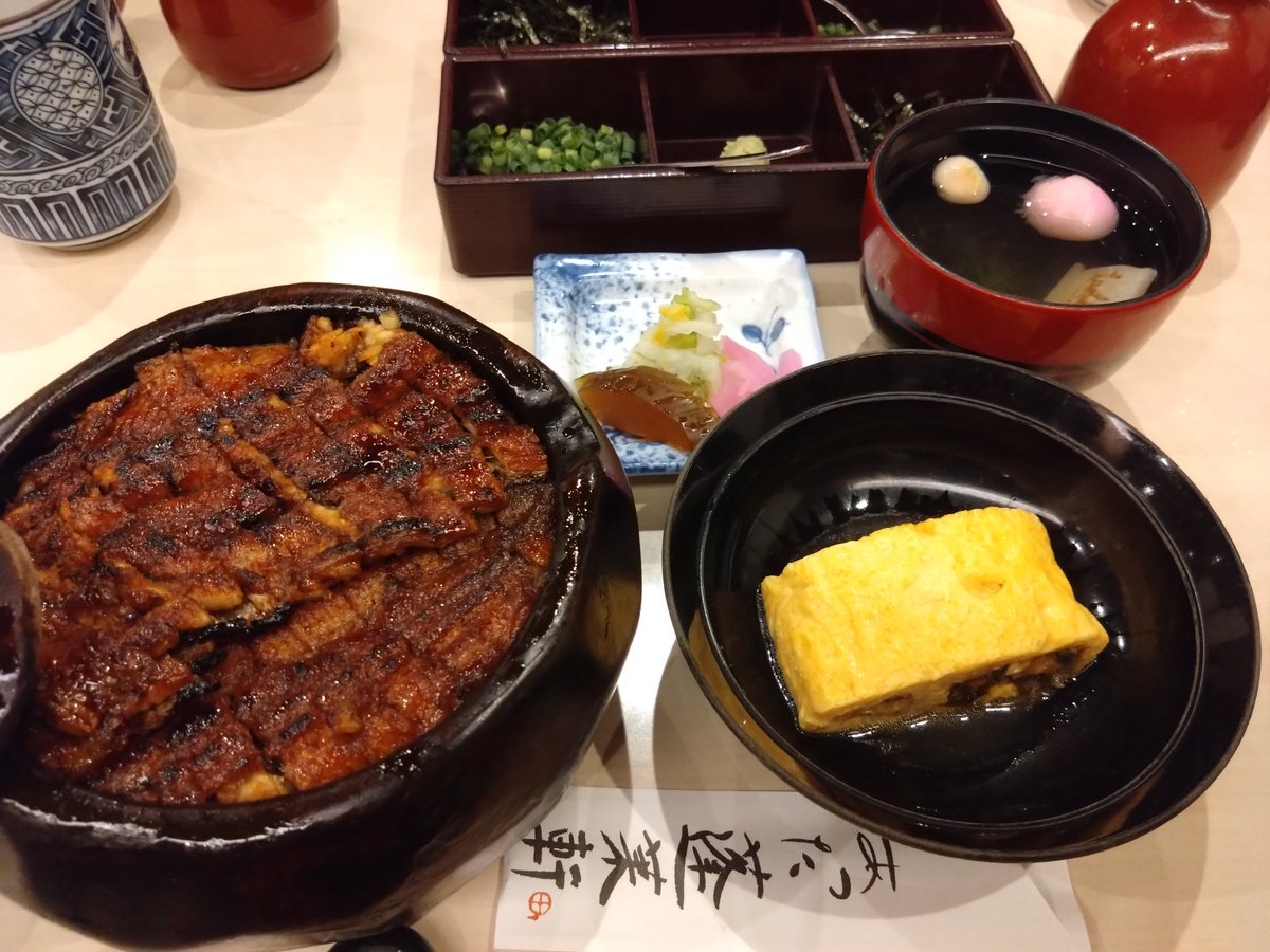 macaronvanilleM's tweet photo. あつた蓬莱軒のひつまぶしと
うまき🩷 https://t.co/6u7VlhCoCg