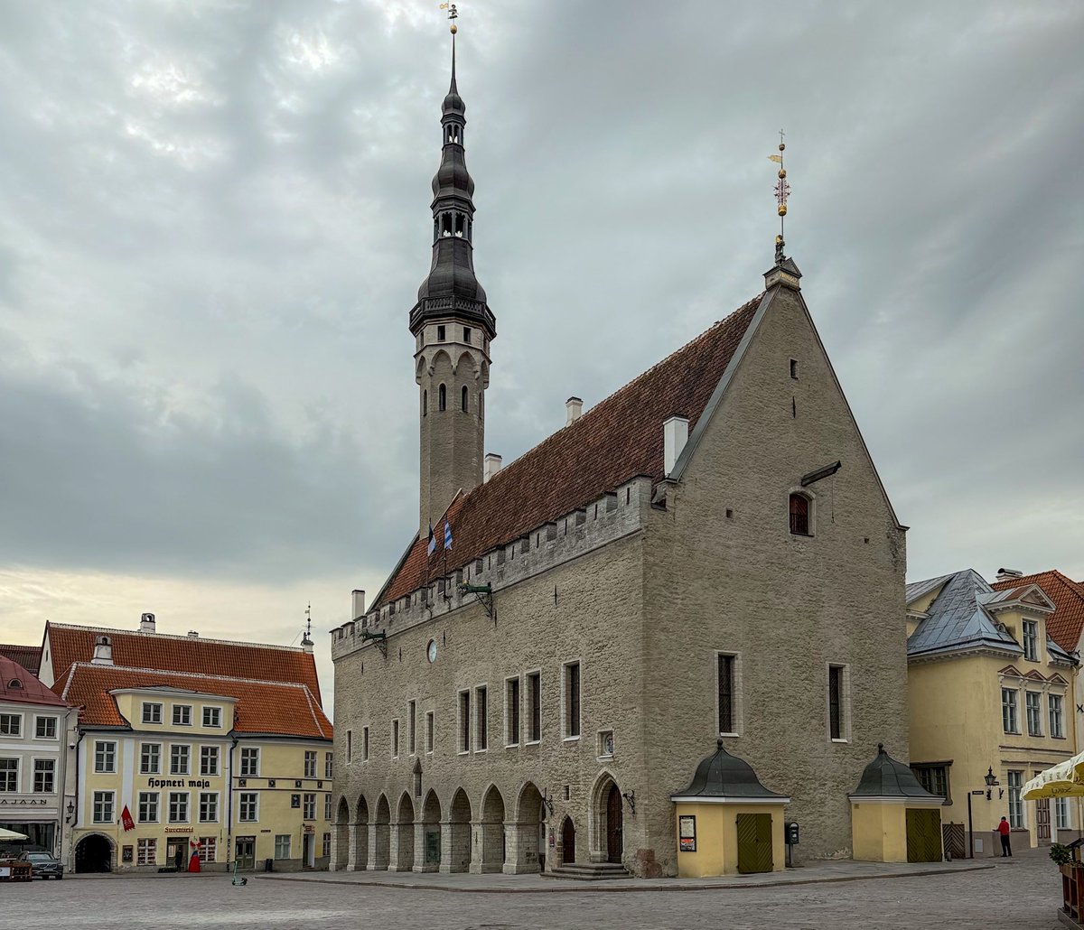 steveinarabia's tweet photo. The Tallinn Town Hall (1404CE) is a building in the Old Town of #Tallinn #Estonia, next to the Town Hall Square and is the oldest town hall in the whole #Baltic Sea region and #Scandinavia @nytimestravel https://t.co/dJEzLhC4Fm