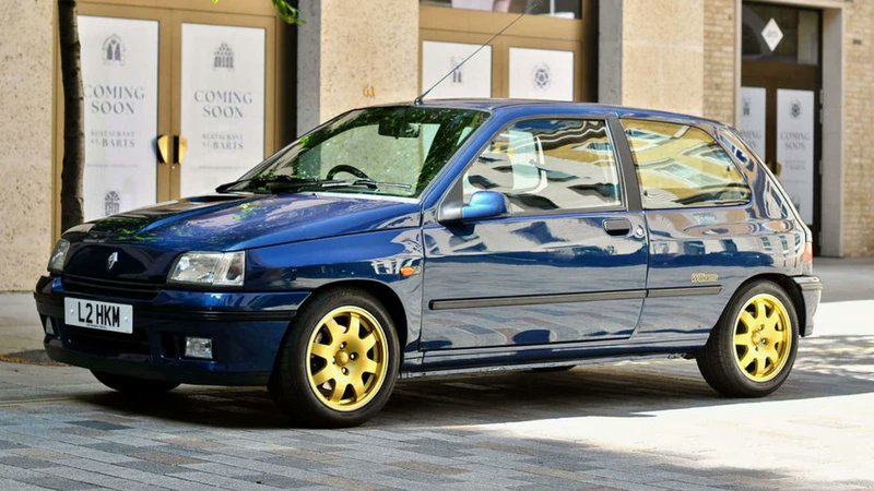 ASiedentopp's tweet photo. @Dom_inaAmina Jeg går hver dag forbi den her på parkeringspladsen. Jeg savler lidt hver gang... Renault Clio Williams https://t.co/VBz9zH3nWJ