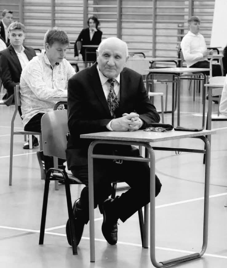 antonsigmowski's tweet photo. Kolejny skandal na maturze! Dziabko Józio został wypierdolony z sali egzaminacyjnej podczas pisania matury z matematyki. Okazało się, że rozjebał on uczniowi z ławki obok kalkulator na ryju. Następnie wypierdolił mu listwę i wyszedł rzucając przy tym "pierdolcie się". #matura2026 https://t.co/6pZR7n580y