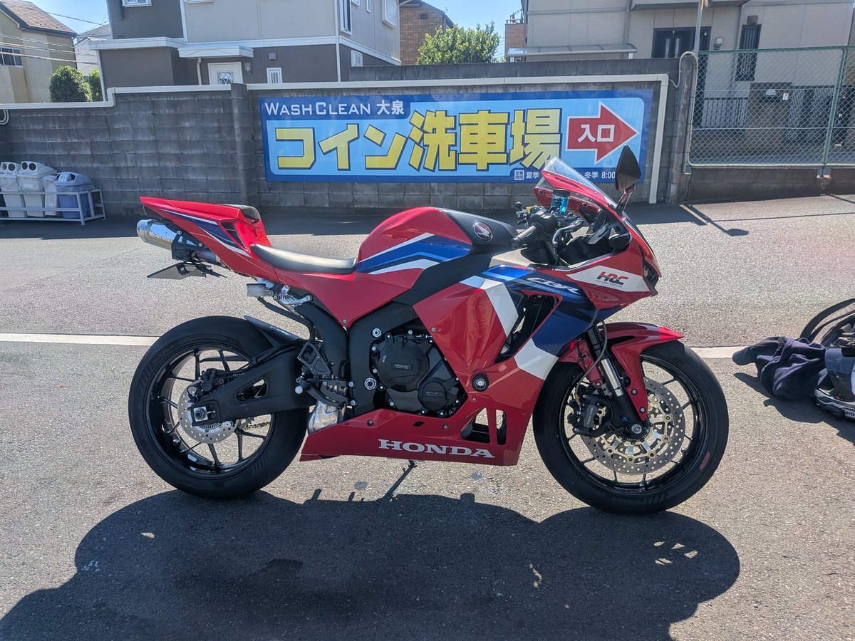 納車してから初めて洗車った。
やっぱ休日の市街地なんてSSで走るもんじゃない