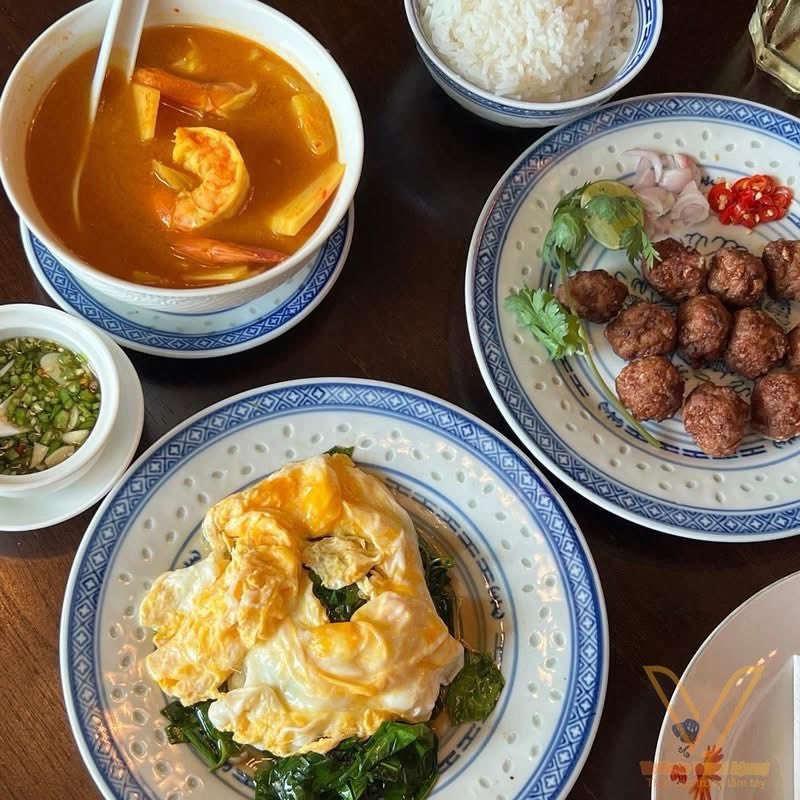 VietgogoCom's tweet image. 🇹🇭 Quán Thái Michelin Bib Gourmand 2026 mà ít người Việt biết 😳

📍 Jaan by Khun Jim

Best:
• đậu hũ chiên ~160 THB (must try)
• sườn heo cà ri ~250 THB
• trứng hàu ~270 THB

Vibe: nhà 2 tầng, ấm, rất local

#Bangkok #ThaiFood #Michelin #VietGoGo