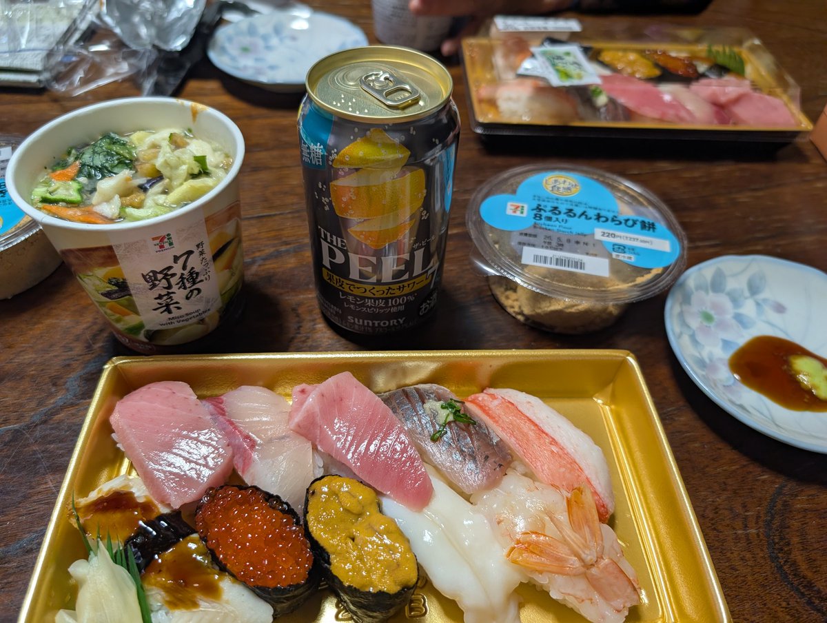 母とおしゅし⋯🍣
イレギュラー火曜日は、いつもと違うテレビ番組でちょっと新鮮✨️にしても、お寿司高くなったなぁ💧でも、やっぱり少し高くても美味しいの食べたいもんね。あぁGW４日目が終わってく〜