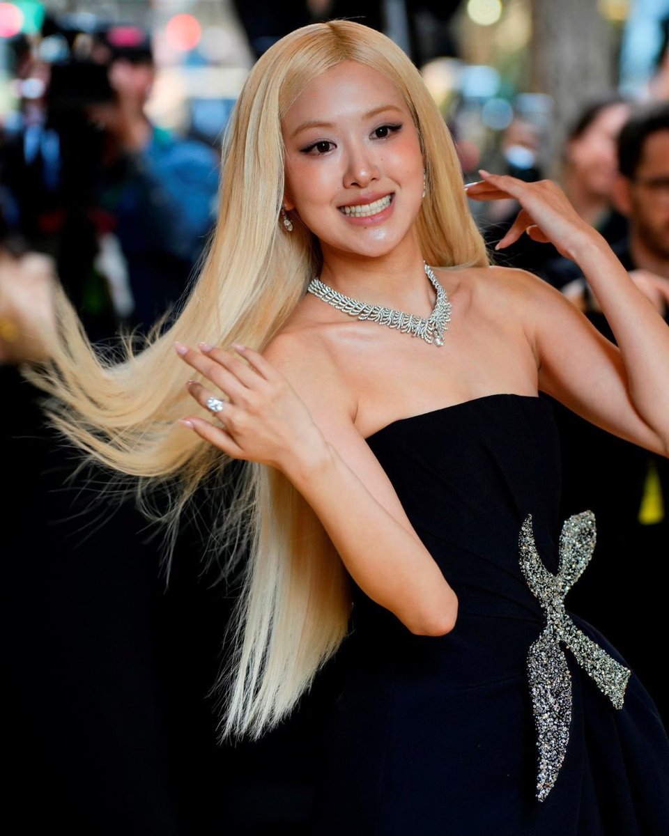 bponrepeat_1's tweet photo. THE HAIR? 😭 https://t.co/T8Z80X72lf
