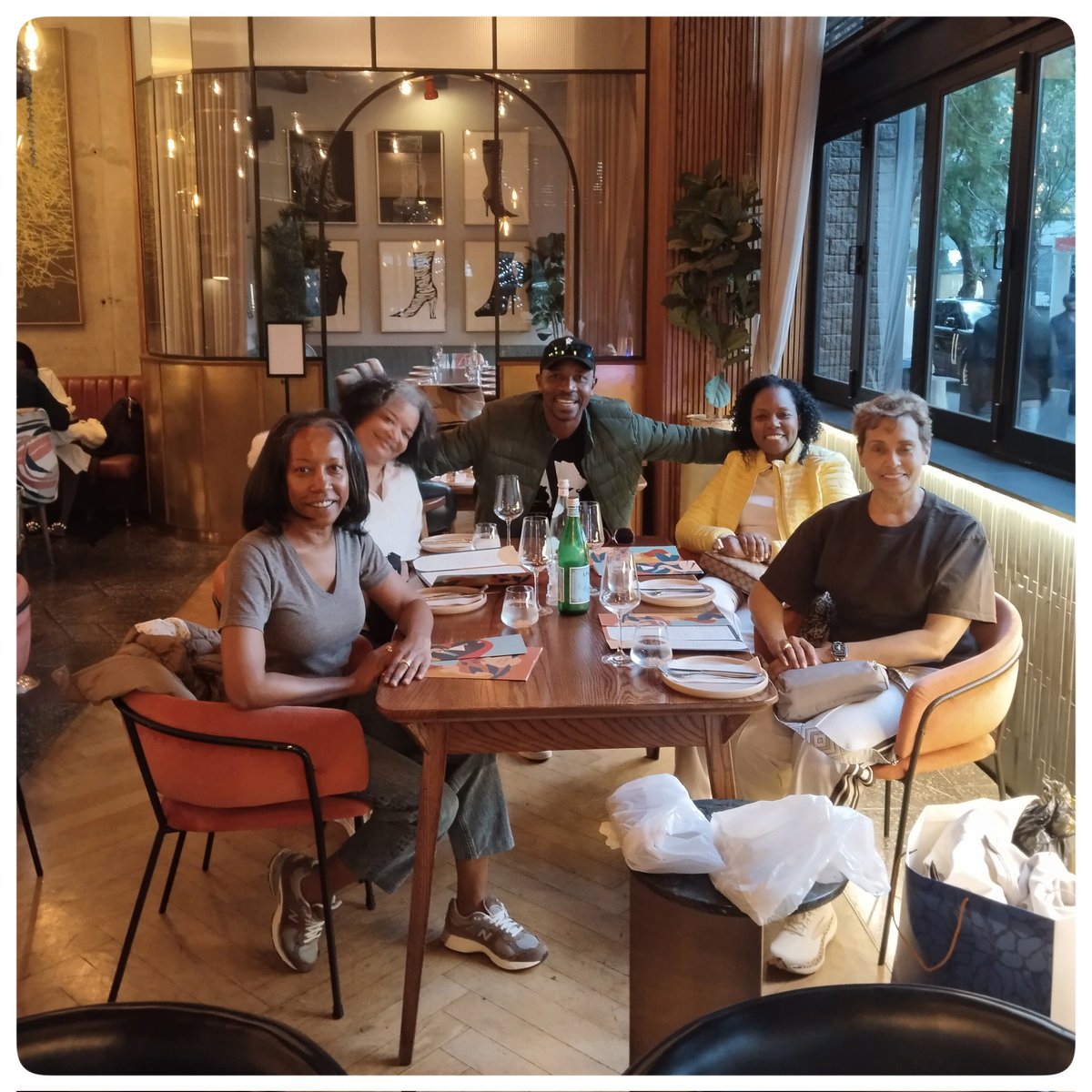 J O Z I &amp;  S O W E T O - T O U R 🇺🇲
----------------------------------------
What an INCREDIBLE 😍 tour we had this Monday with WONDERFUL &amp; LOVELY guests from the US!🇺🇲

Was retail therapy galore 👛🧥 with style!👌🏽 We explored boutique and craft shops.

Fun was had by all!🤩