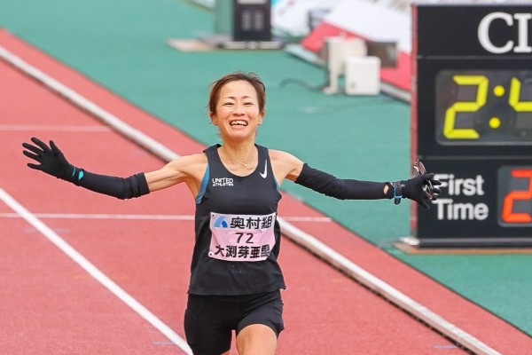 フルマラソン2時間30分切りの市民ランナーを紹介する連載「マイトレーニング」。
今回は、速い女性のトレーニングを紹介する特別編です。

昨年のつくばマラソンで2時間39分1秒の自己ベストを記録した大渕芽亜里さん（宮城・48歳）のマイトレーニングは？
runnet.jp/topics/report/…