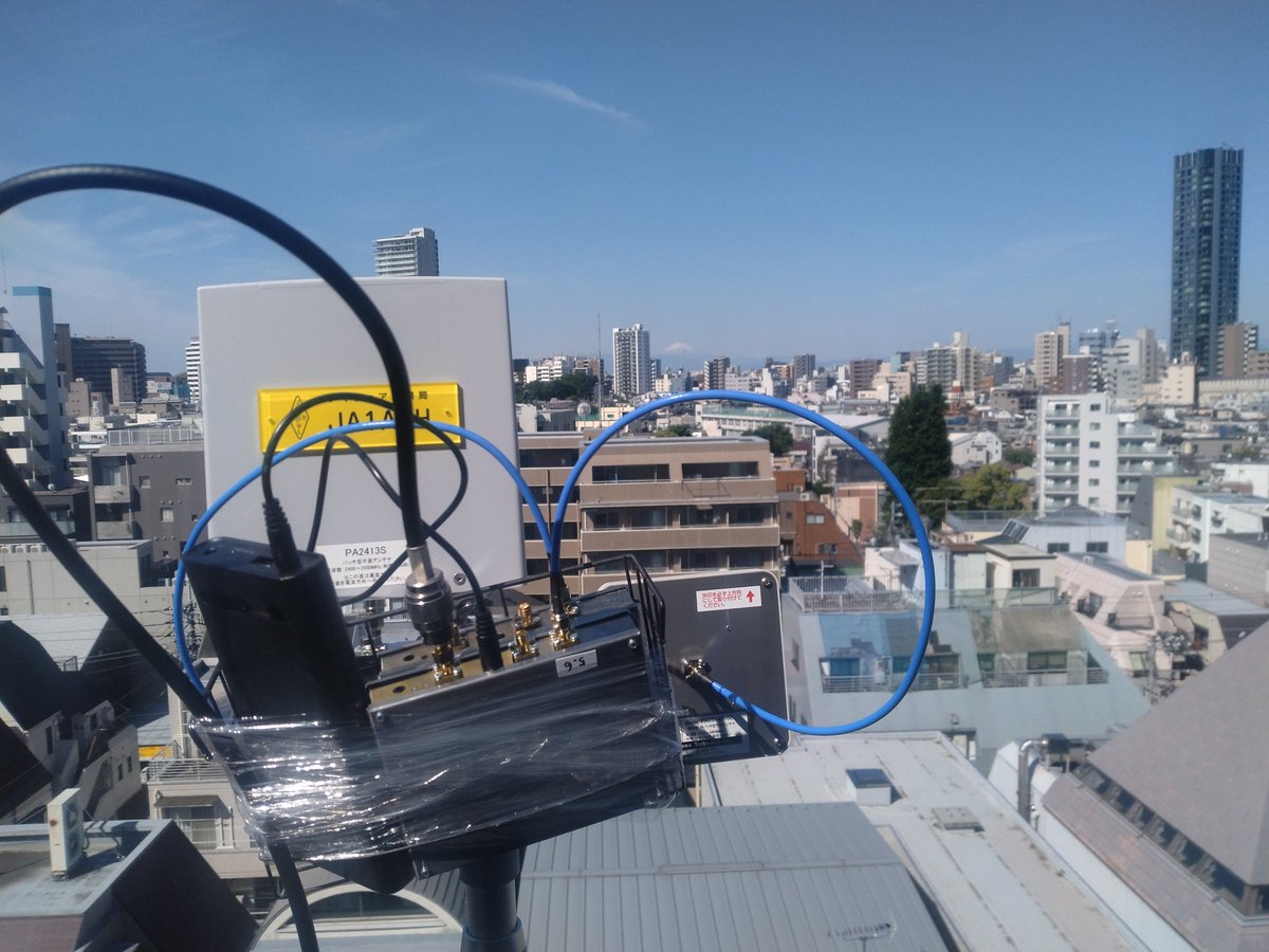 JN2MRJ's tweet photo. 今日の電通大VUSコンテストは自宅から参加しました。午前は写真のように平面アンテナ×2などをバルコニーから持ち上げて、2400MHzで11交信、5600MHzで16交信できました。午後はGPで144MHzで52交信、430MHzで103交信できました。交信ありがとうございました。 https://t.co/zw3a3E9ZzS