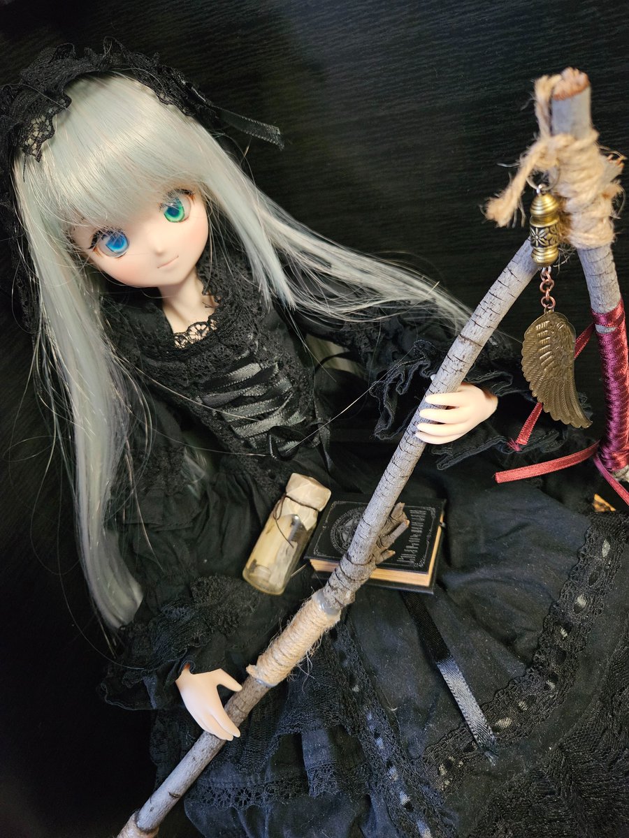namizo_el's tweet photo. 昨年のクリマの展示に間に合わせようと思って急ごしらえで作った魔法の杖。

隣の畑の剪定した枝を頂いて、ちょいちょいっと作ったのですが。
これ作り方によってはめちゃんこいい雰囲気になるのでは？？
次回のイベント参戦までにはいくつか杖を作ってみようと思います。。

興味もってもらえるかな？ https://t.co/41qdi93Ka0