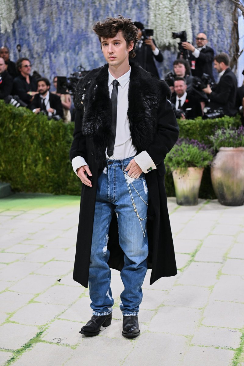 bluebloom97's tweet photo. Best look Troye and Marc have ever done, no need for all this being wrong about it nonsense 😍 https://t.co/UBwqVQ1pWQ