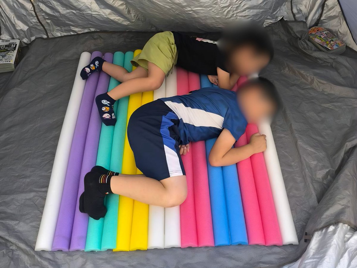 tettsun24's tweet photo. 画像にの子どもたちがゴロンとくつろぐ色鮮やかなマット。 実はこれは「プールスティック」を縦に半分にカットし、ピタッとつなぎ合わせて作ったお手製アイテムなんです✨
これ一つあるだけで、日常から非日常まで大活躍してくれますよ。

■ 普段は「運動遊び」の最高の相棒！
適度な弾力とクッション性があり、体を思い切り動かす運動遊びにぴったり。子どもたちの「やってみたい！」を引き出します。

■ 遊び疲れたら「お昼寝マット」に早変わり！
そのまま横になれば、心地よいお昼寝スペースに。さらに、端っこをくるっと丸めるだけで「特製まくら」の完成💤自分だけの特等席に、子どもたちも大喜びです。

■ いざという時は「防災グッズ」として家族を守る！
実はこれ、防災の視点からも非常に優秀。床の冷えや硬さをしっかり防いでくれるため、緊急時の簡易マットレスとしても頼もしい存在になります。

「普段はとびきり楽しい遊び道具。いざという時は安心アイテム。」
軽くて安全、何より作る過程からワクワクできるプールスティックの万能マット。ご家庭のリビングでも、保育の現場でも。子どもたちと一緒に好きな色を並べて、ぜひオリジナルのマットを作ってみませんか😊