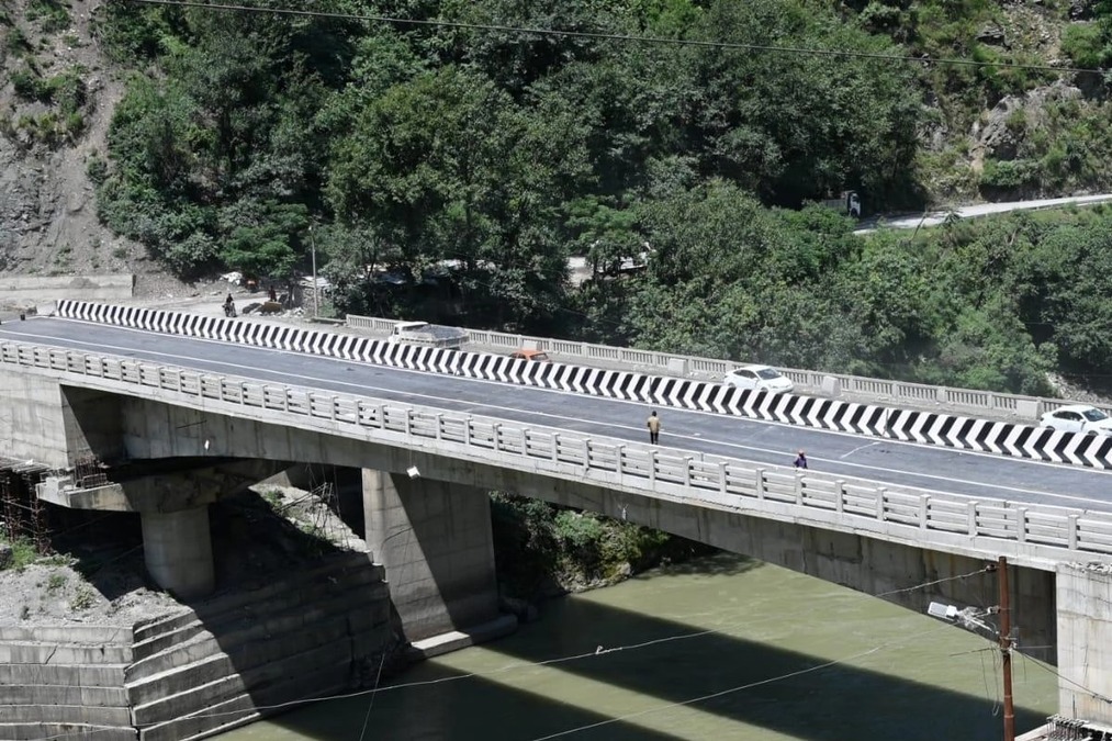 JannateKashmi07's tweet image. Residents welcomed the project, calling it a long-pending demand since #independence. They’ve now urged authorities to connect remaining smaller stretches and improve schools &amp;amp; hospitals in the region. A transformative step for Rajouri’s border belt. 
#RajouriNews #JammuKashmir