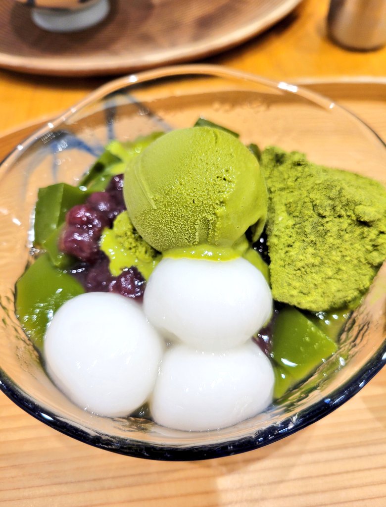 tomope0501's tweet photo. 先々週末は法事で京都へ。暑いくらいの良いお天気で新緑が美しかった✨親戚と解散前に甘味処で抹茶スイーツをいただきました(^^)
それにしても清水寺周辺は外国人観光客の方が多かった～ https://t.co/irQY3dfHmz