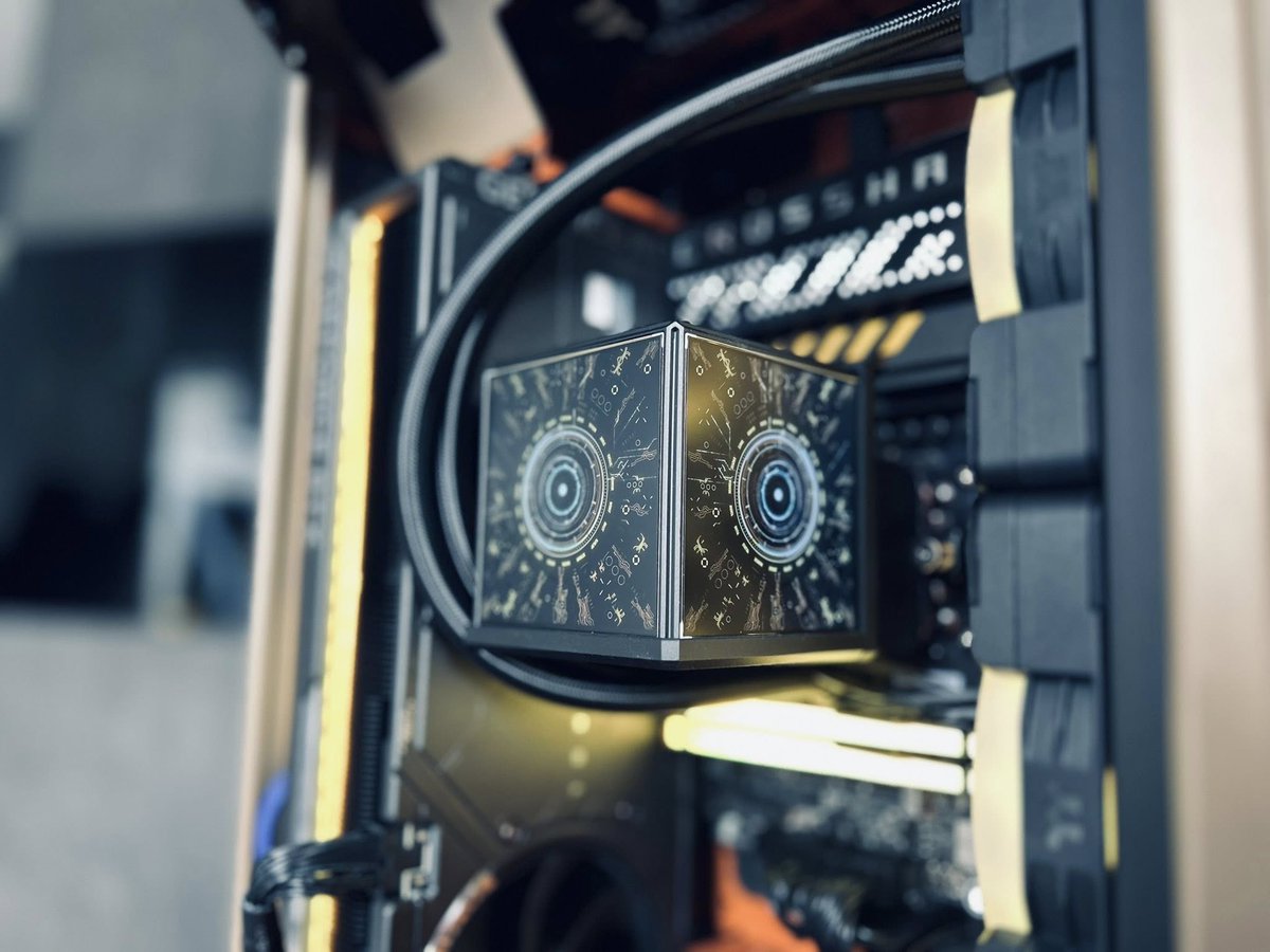 ThermaltakeInc's tweet photo. MINECUBE in the spotlight ✨

A cube that redefines liquid cooling with fully customizable LCD visuals 🔲💡

📸@b_buildz 
🔗 Learn more: https://t.co/T3lhTFcy95

#Thermaltake #MINECUBE #LiquidCooling #LCDCube #LCDCustomization #PCBuild #GamingSetup https://t.co/AuCXyMnz0H
