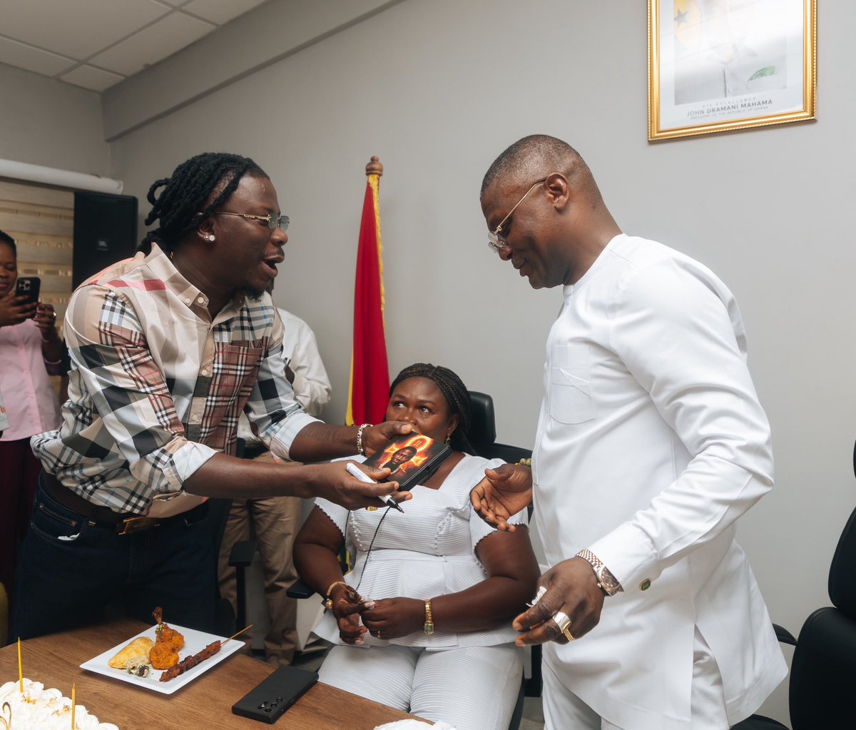 BurnitonMSG's tweet photo. .@stonebwoy 1GAD  pulled a big one on Ghana's Minister for Sports &amp; Recreation Hon. Kofi Adams and he absolutely loved the TORCHER II gift!🔥 #TorcherII https://t.co/yitDmE4crD