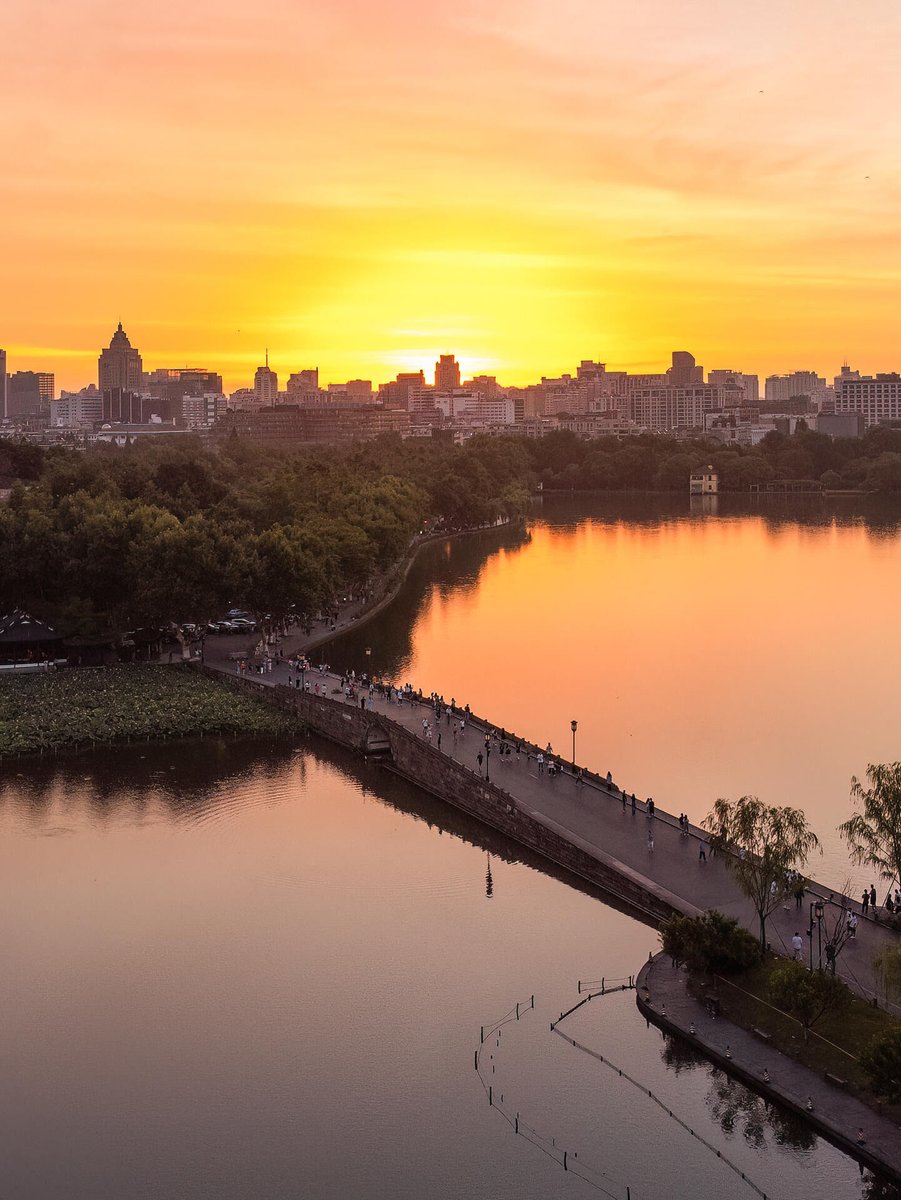 blanger_maxime's tweet image. " Join our Nature Exploration Club’s weekend hike! 10/21 9AM at West Lake Trailhead. Spot birds, collect leaves, and make new friends. Bring water u0026 comfy shoes. DM for details! #NatureLovers #HikeTogether"