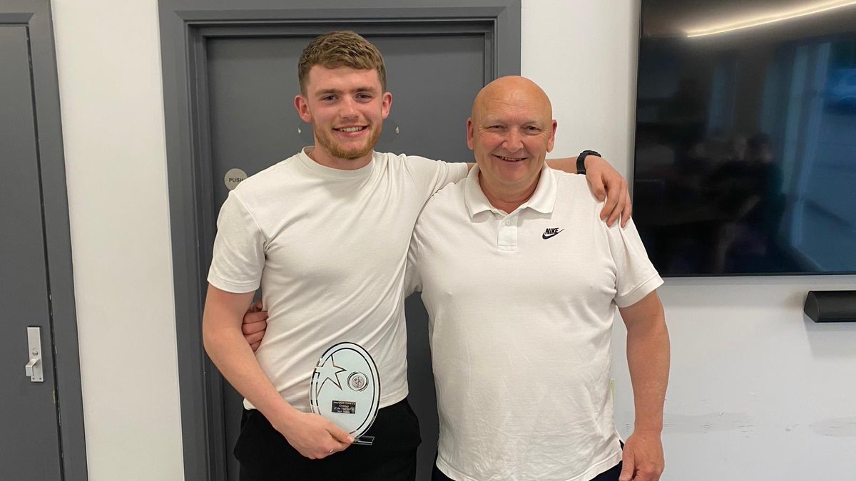 AmershamTownFC's tweet photo. Gloves on, leading from the back 🧤🔥
Huge congrats to Matt Messer — our Clubman of the Year 🏆👏
A top goalkeeper and an even better teammate.

#amersham #award #clubman https://t.co/PadcZBXtOf