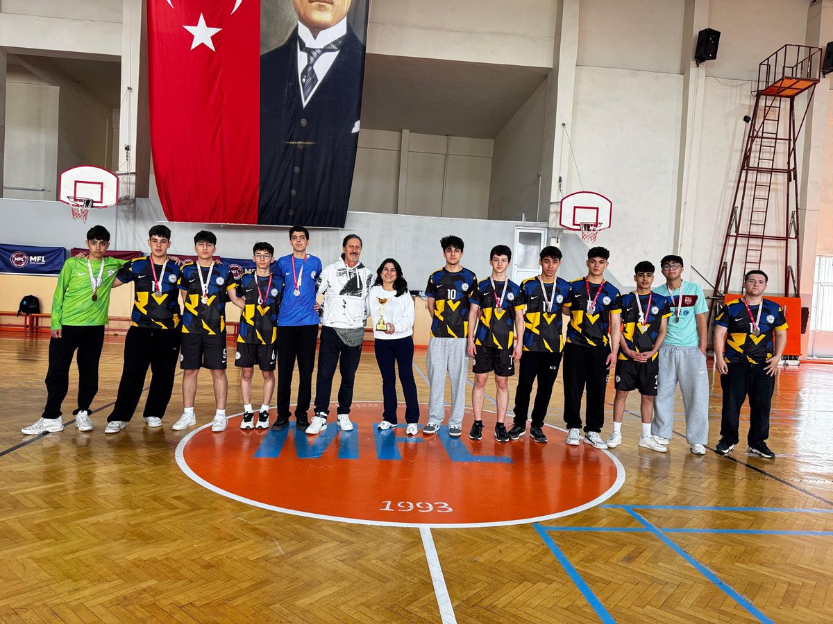 EngizerMediha's tweet photo. Maltepe okul sporları Genç Erkekler Hentbol kategorisinde okulumuz ilçe üçüncüsü oldu. Öğrencilerimizi ve öğretmenlerimizi tebrik ediyoruz. 🤾🏆 https://t.co/Lzg3tDtKl8