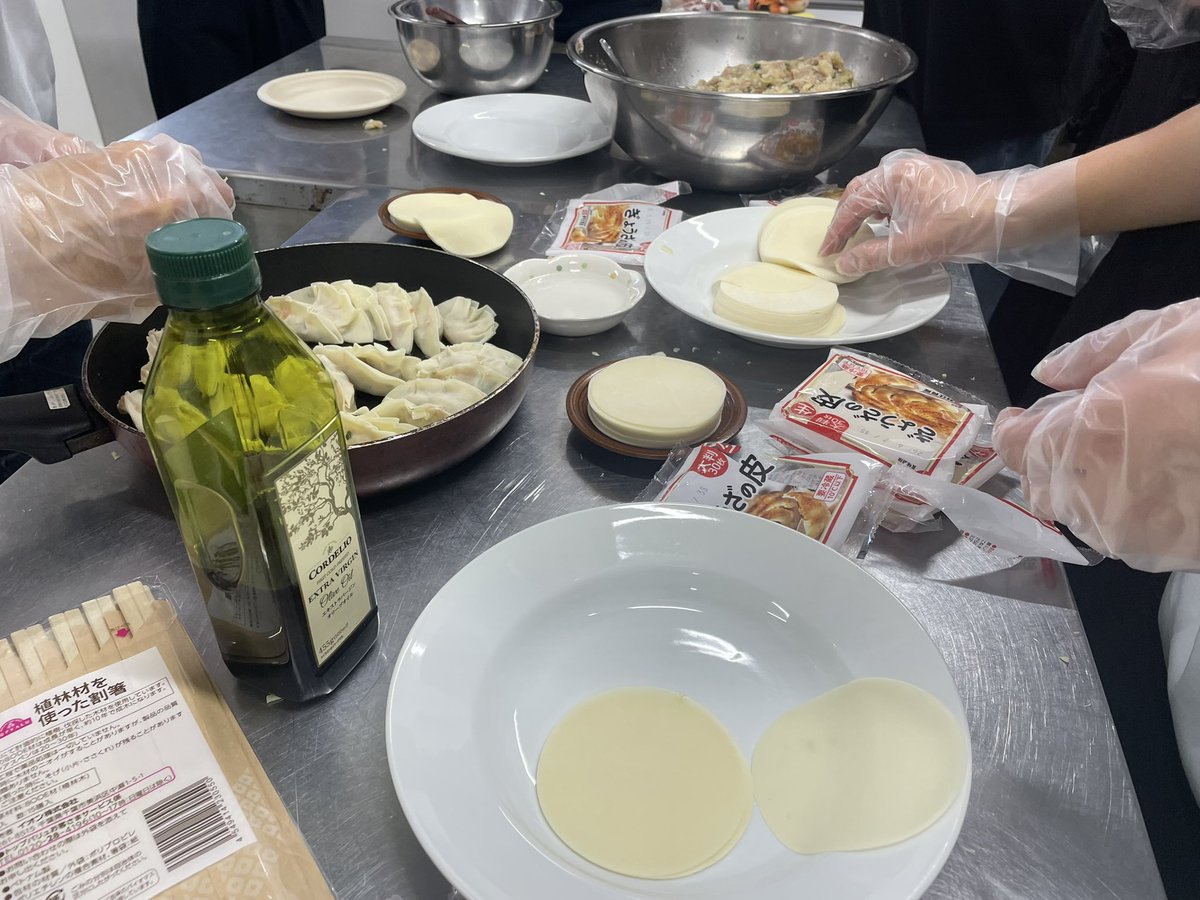 KuLovelive's tweet photo. 本日は餃子＆チリコンカンパーティを行いました！
みんなで楽しく料理を作り美味しく頂きました🍳🔥
#京ラ活動記録2026 https://t.co/xpaIC6nVmA