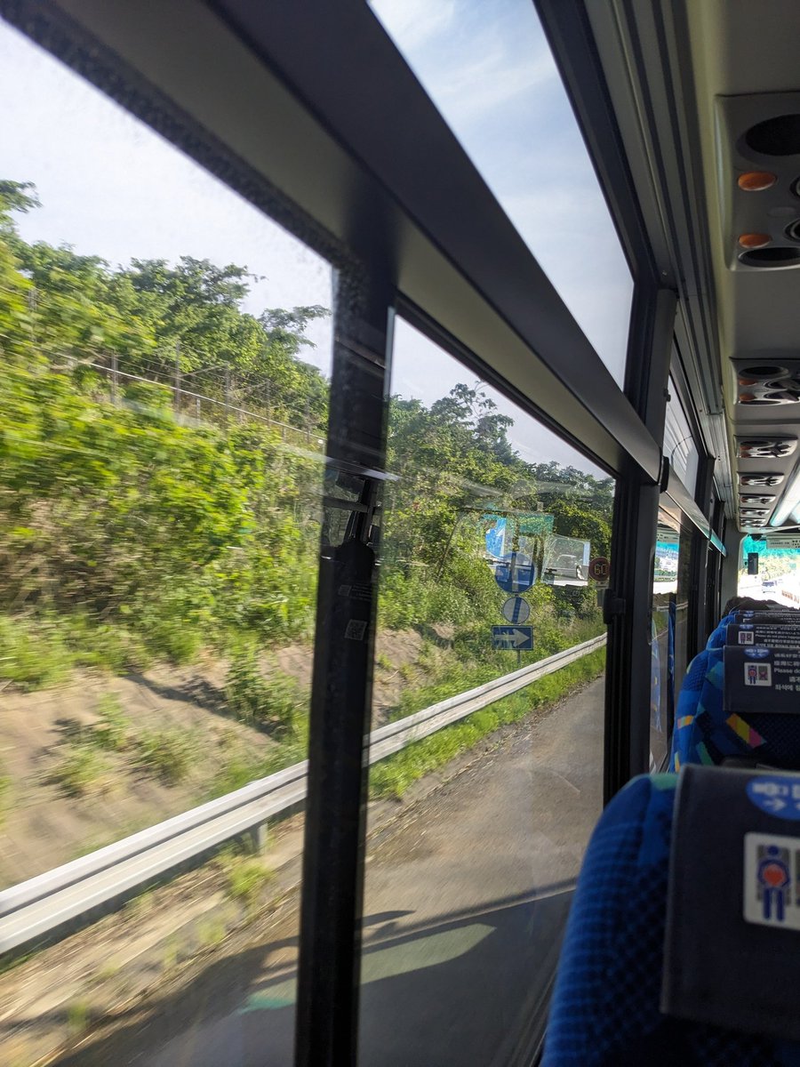 alba_tron's tweet photo. 運良く地元方面の高速道路が空いていたので、東京から高速バスに乗って地元へ向かってる。
ゴールデンウィークなのに地元行きのバスに乗れるのが奇跡なんだよな… https://t.co/BwagSa7Tcx