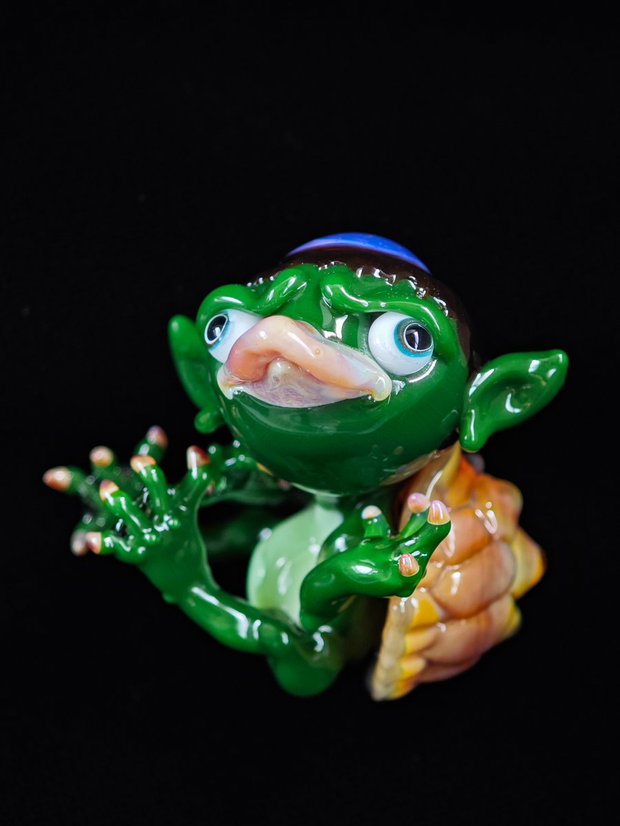 ひさしぶりに河童が生まれました

『モンステラと河童』

河童は実はペンダントトップ作品

モンステラの台座にセットして
オブジェとしても楽しんでいただける
一点物のスカルプチュア作品です

#いきものガラス