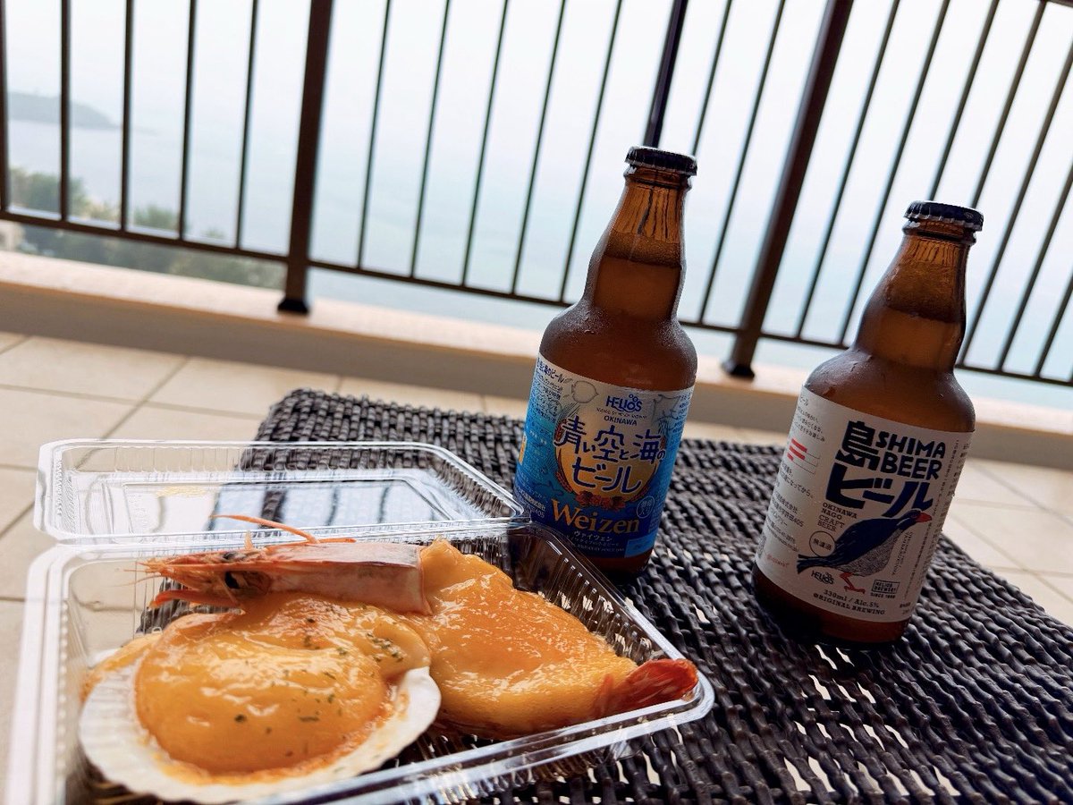 AniCocobell's tweet photo. 梅雨入りした沖縄で出かけもせずにホテルのベランダで昼間から酒盛りしてる https://t.co/GaJcDtDLEE