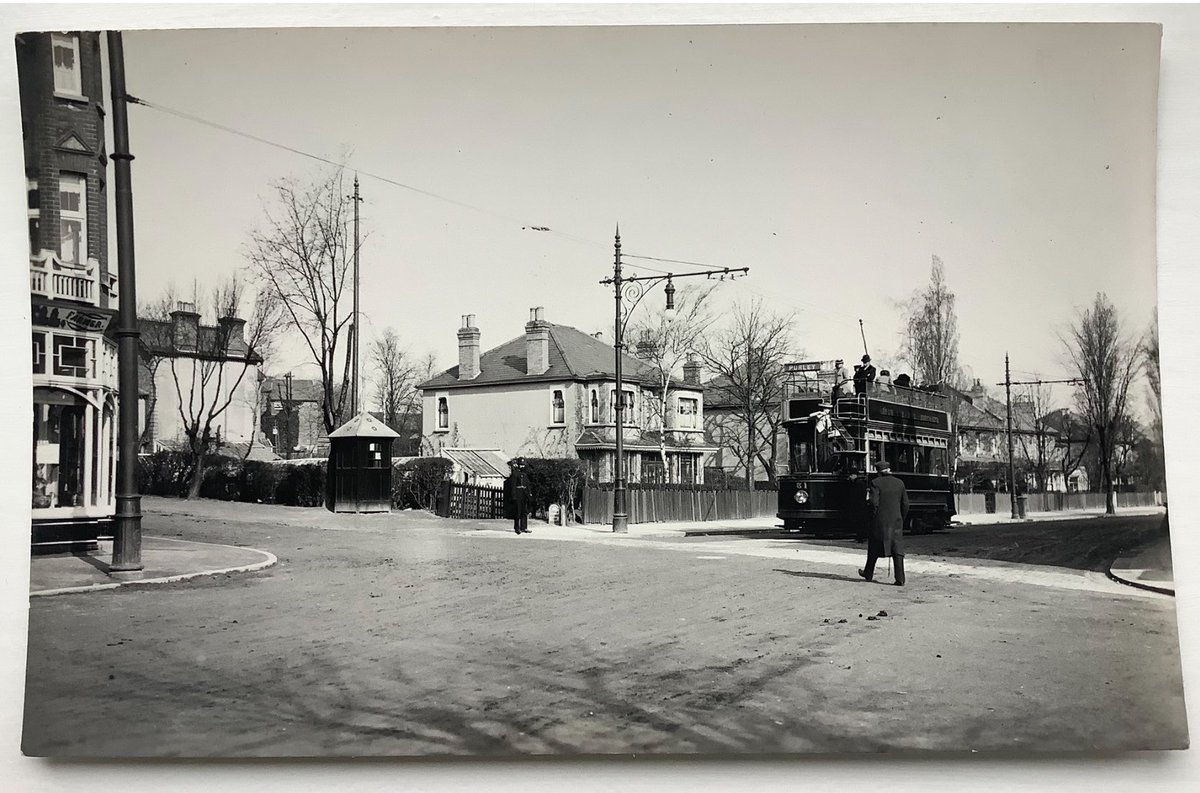 PaulSuttonKing's tweet image. Purley #TramTuesday Anoraks will also appreciate the rare early police box. #postcard