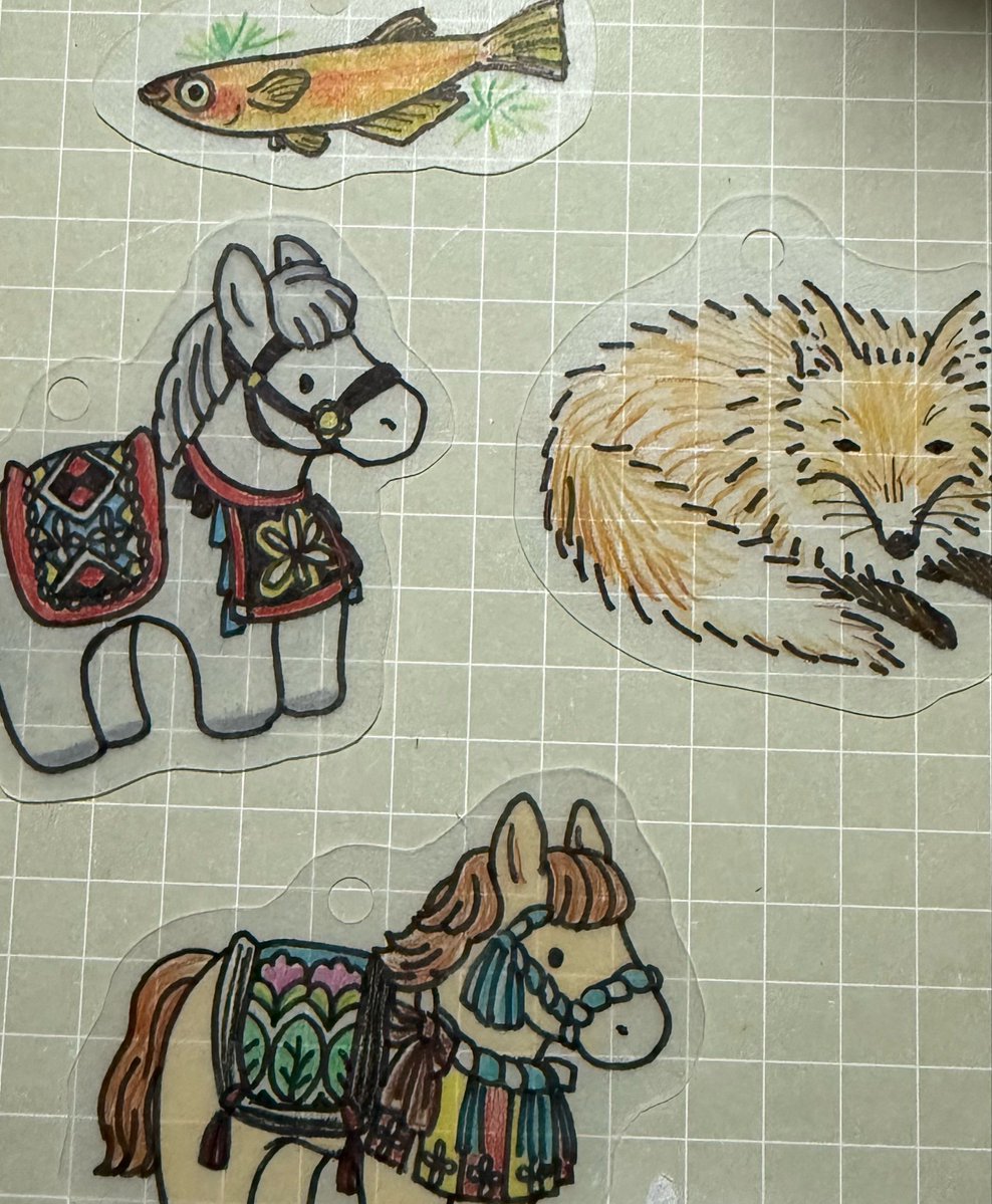 これは試作のお馬さんとメダカ☺️(自分用)

お馬さんは、今年の年賀状に描きまくったものがきっかけで、可愛かったので、何かグッズも作ってみたいなと思ってまして。。

年賀の時は、主に白馬、装飾も正月とか縁起もの意識して描いていましたが、今回は毛色などもバリエーションつけてみました🐴