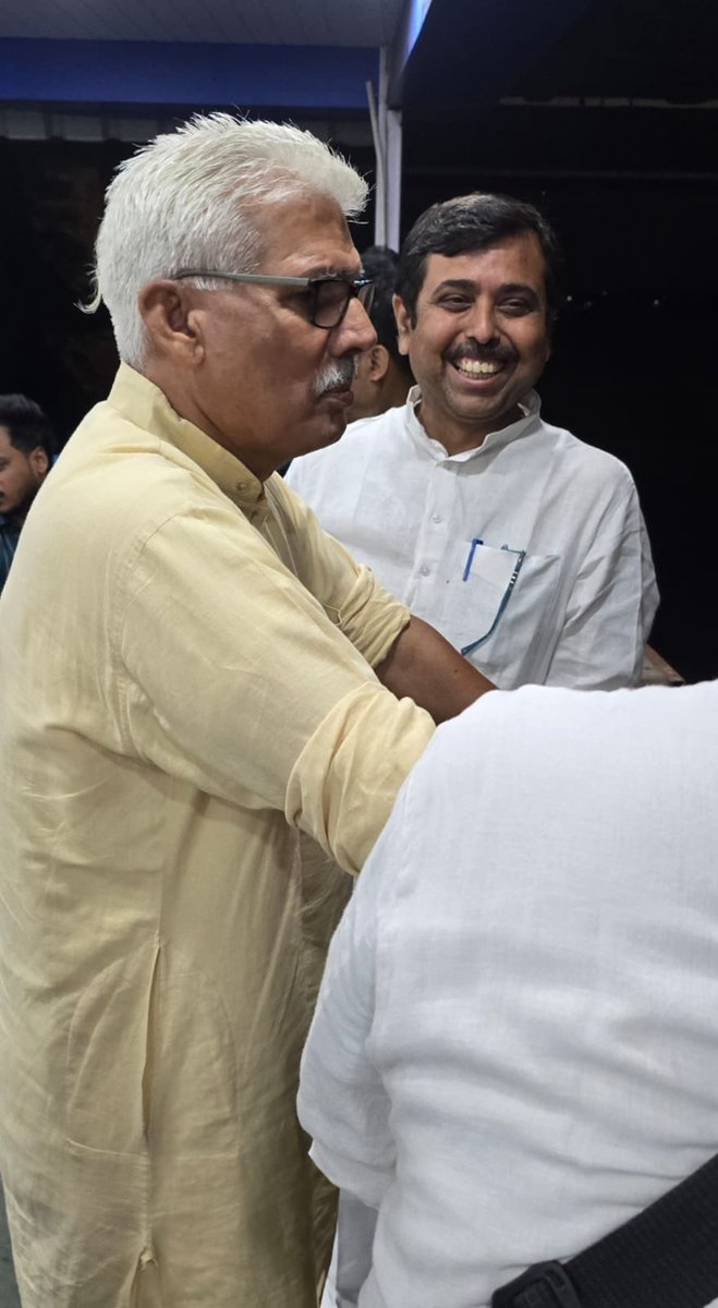 बंगाल में जीत के पीछे एक गुमनाम चेहरे की भी बात हो जाए….

आपको यह जानकर हैरानी होगी कि पूर्व राष्ट्रपति स्व. प्रणब दा को 2018 में आरएसएस के नागपुर कार्यक्रम में जाने के लिए राज़ी करने के पीछे संघ के एक गुमनाम मगर धुरंधर प्रचारक हैं। नाम है- रामचंद्र पांडेय। बंगाल से आने वाले