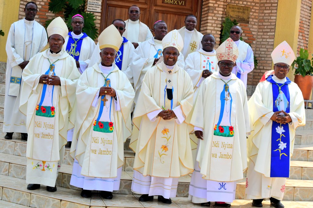 mukarubuga's tweet photo. Twifurije umwiherero mwiza Abashumba ba Kliziya Gatolika mu Rwanda. Roho Mutagatifu abayobore muri byose.
#EgliseCatholique 
#KliziyaYURwanda 
#KibehoHolyLand https://t.co/7fh0ogaewQ