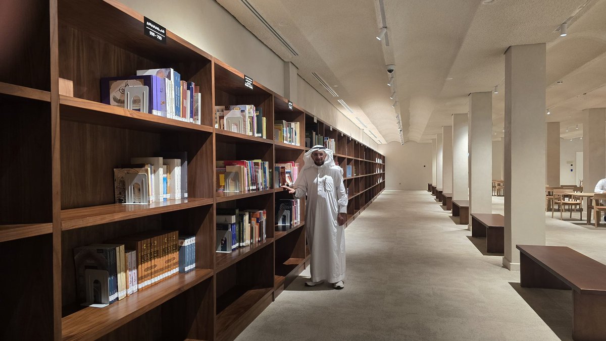 tholothia's tweet photo. #مكتبات_زرتها📚
زرت صباح أمس #مكتبة مركز الأمير محمد بن سلمان العالمي للخط العربي #دار_القلم في #المدينه_المنورة 
وهي تتبع للمركز الذي يهدف إلى خدمة الخط العربي بوصفه وسيلةَ تواصلٍ عالميّةً عابرة للثقافات في مجال التراث والفنون،وهي #المكتبة الوحيدة في العالم المتخصصة في الخط. https://t.co/HWeWl5BCzO