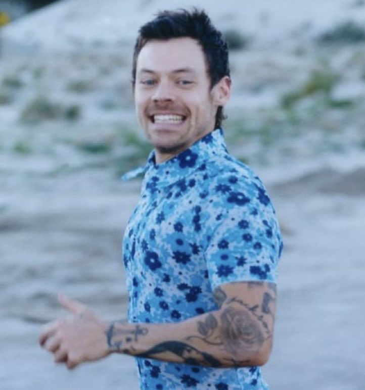 he’s incredibly sexy but he has to do something silly every five seconds or he’ll explode 😭💞🤏
