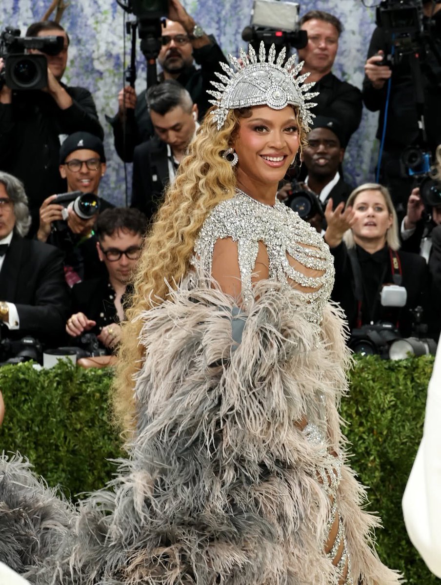 Beyoncé commanded attention in a custom Olivier Rousteing design ...