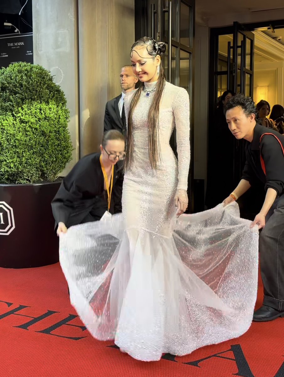 bobabobbafett's tweet photo. @LaModeUnknown And he will be holding the dress for his star client https://t.co/nHWkmdosMF