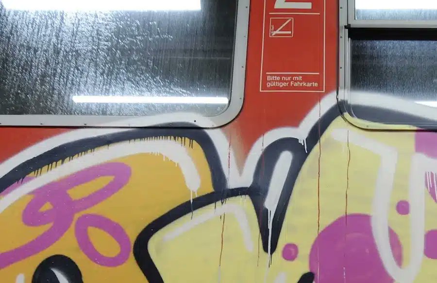 LokaloDE's tweet image. Tausende Euro Schaden: Zwei Züge im Bahnbetriebswerk #Trier besprüht

#Graffiti #RLP #Blaulicht

Zum Artikel: lokalo.de/artikel/413616…