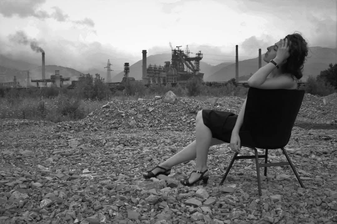 restolarka's tweet photo. Ko zna hoćemo li imati priliku ponovo fotografisati stolice pored željezarskih dimnjaka iz kojih izlazi dim, ali ono što je sigurno  je da crnu Lupina stolicu, koja je nekada krasila i enterijere zeničkog giganta, moguće nabaviti u našoj radionici 🖤 https://t.co/orx6aLb9yM