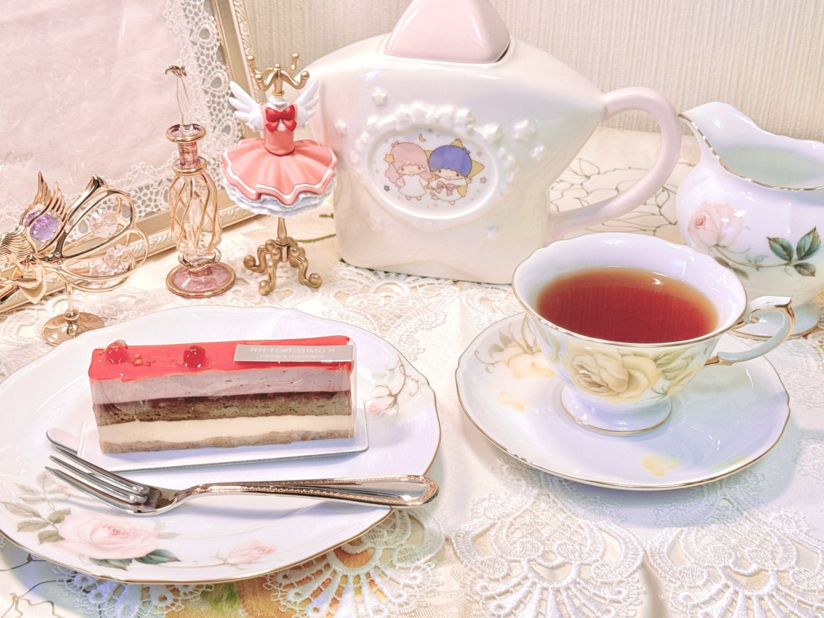 ノリタケの森へ行ったらとってもかわいいフォークを発見！
さっそくお迎えしてティータイムです🫖
カップとお皿は大倉陶園🌹フェアリーローズで華やかに。
お茶やケーキが、かわいくて大好きな食器のおかげでいっそうステキに🎀