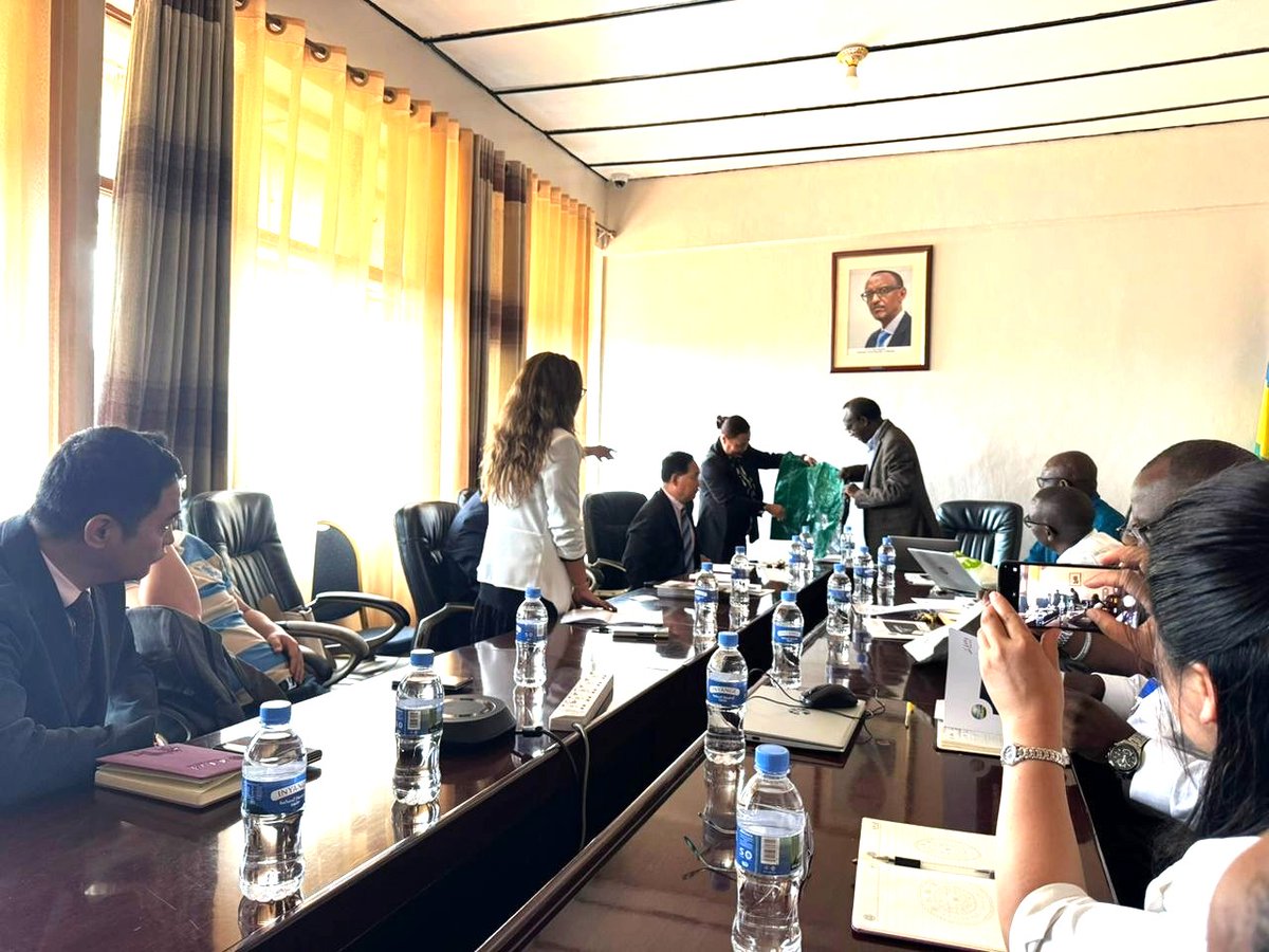 iposita_rwanda's tweet image. Welcoming the Yangtze Delta Region Institute Business Delegation to Iposita today 🇷🇼🤝🇨🇳

Productive engagements with our Director General and team as they explore partnerships in logistics, e-commerce, and supply chain development.

#NPO #Rwanda #Partnerships