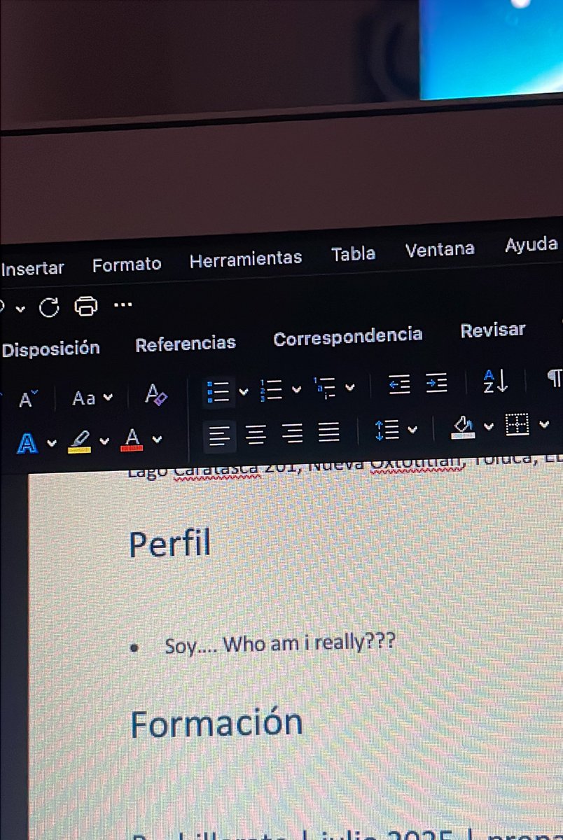 loojark's tweet photo. cosas q no recomiendo: hacer tu cv si no tienes experiencia laboral porque solo te vas a estar preguntando y dudando de lo que realmente eres y en que eres buena y te vas a quebrar la cabeza pensando en una cualidad destacable para tu futuro profesional y plot twist… no lo hay https://t.co/rKgBqFpVjA