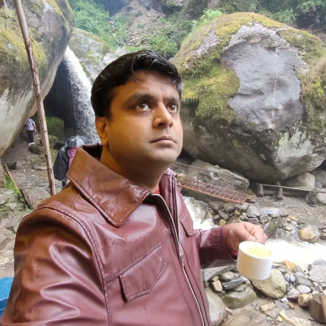 anujbucket's tweet image. Manali felt like a dream I didn’t want to wake up from. Surrounded by breathtaking mountains, every view looked straight out of a postcard.  💥Sipping hot tea beside a serene waterfall was one of those peaceful #manalidiaries #mountainlove #travelmemories