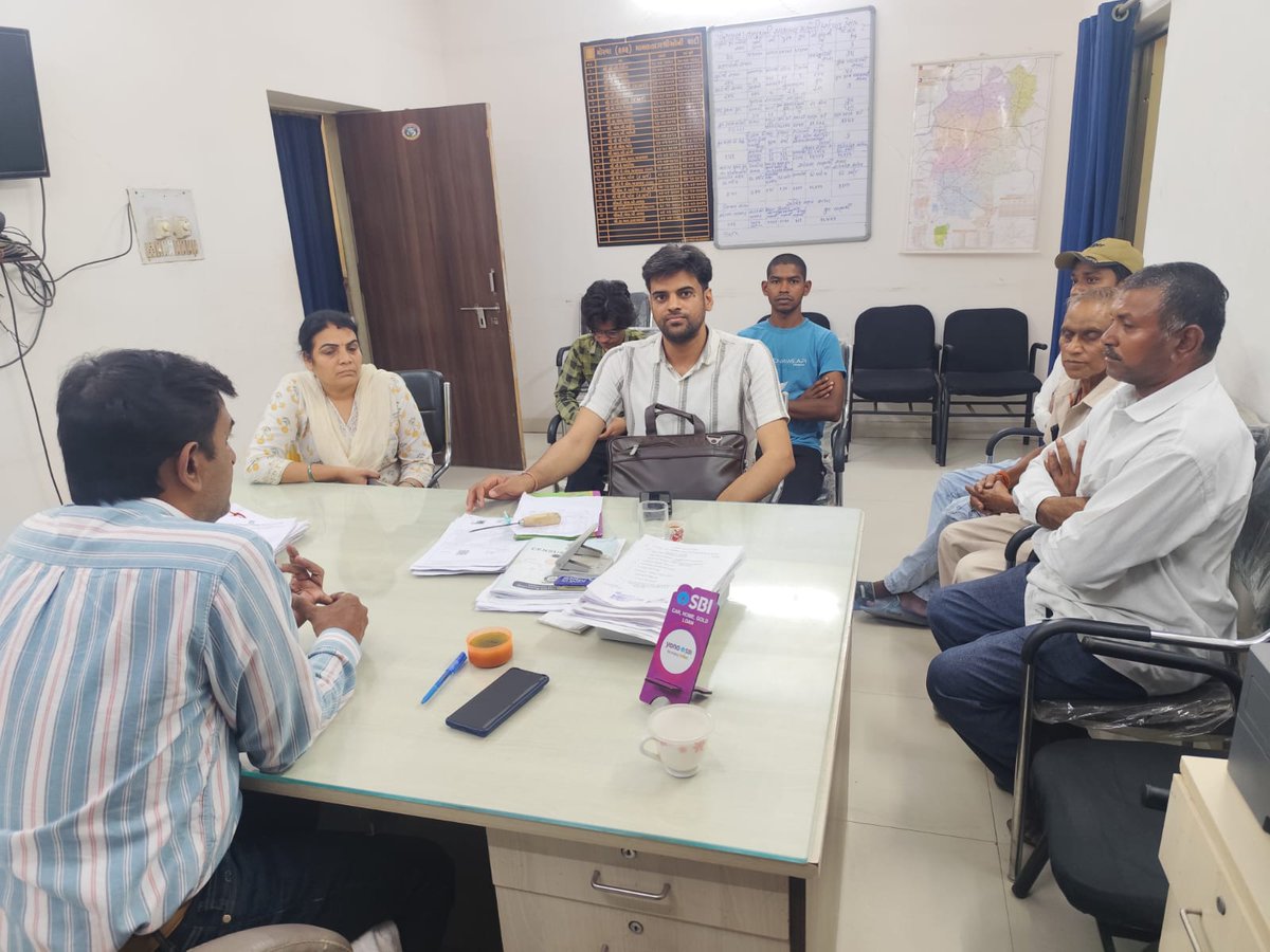 MorvaMam's tweet photo. આજ રોજ તારીખ ૦૫/૦૫/૨૦૨૬ ના રોજ મામલતદાર સાહેબ ની અધ્યક્ષતામાં મોરવા હડફ તાલુકામાં સમાવિષ્ટ તમામ પેટ્રોલ પંપ સંચાલકો/ગેસ એજન્સી સંચાલકો પેટ્રોલ/ડીઝલ LPG ગેસ સિલિન્ડર જેવા તમામ મુદ્દાઓની ચર્ચાઓ સાથે ની મીટિંગ રાખવામાં આવી...@CollectorGodhra @panchmahals_dso @sdmshahera https://t.co/RRwQT529r7