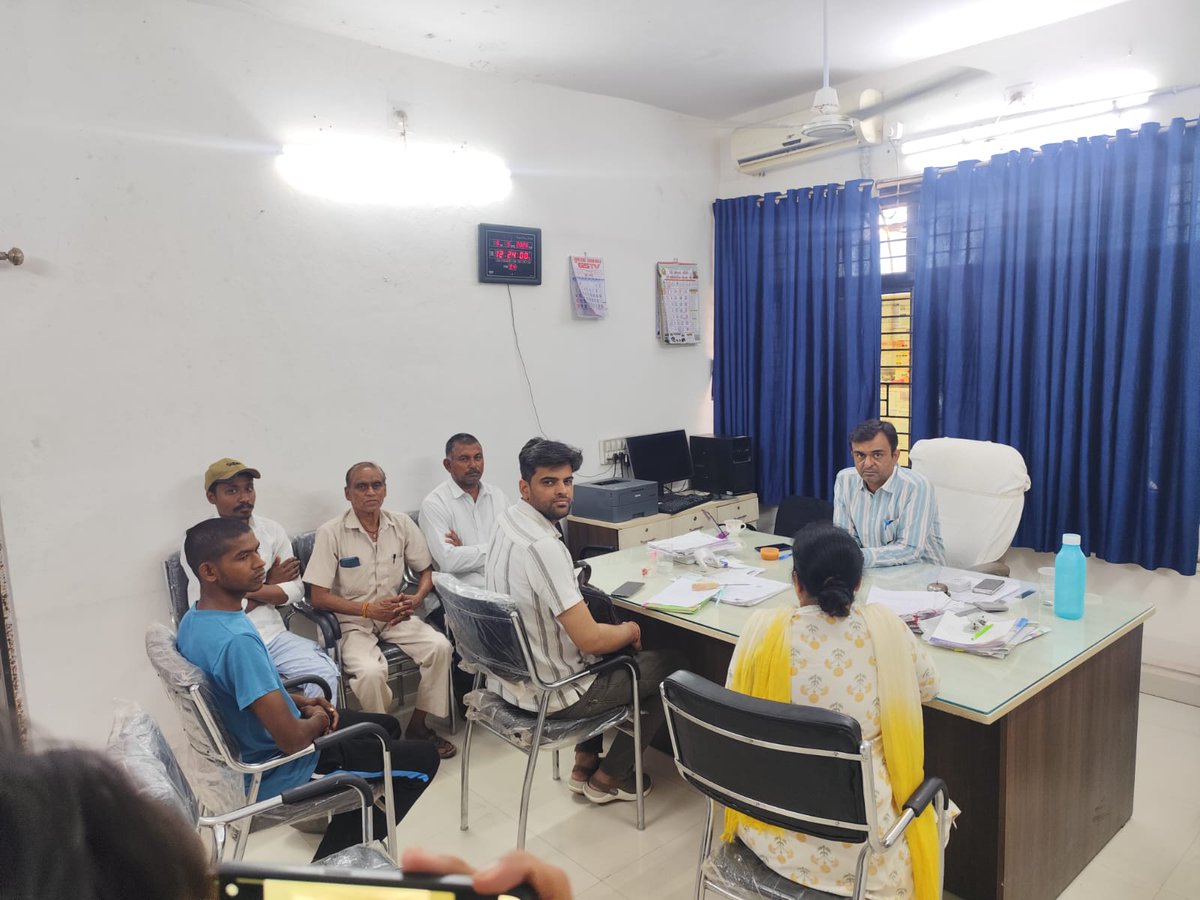 MorvaMam's tweet photo. આજ રોજ તારીખ ૦૫/૦૫/૨૦૨૬ ના રોજ મામલતદાર સાહેબ ની અધ્યક્ષતામાં મોરવા હડફ તાલુકામાં સમાવિષ્ટ તમામ પેટ્રોલ પંપ સંચાલકો/ગેસ એજન્સી સંચાલકો પેટ્રોલ/ડીઝલ LPG ગેસ સિલિન્ડર જેવા તમામ મુદ્દાઓની ચર્ચાઓ સાથે ની મીટિંગ રાખવામાં આવી...@CollectorGodhra @panchmahals_dso @sdmshahera https://t.co/RRwQT529r7