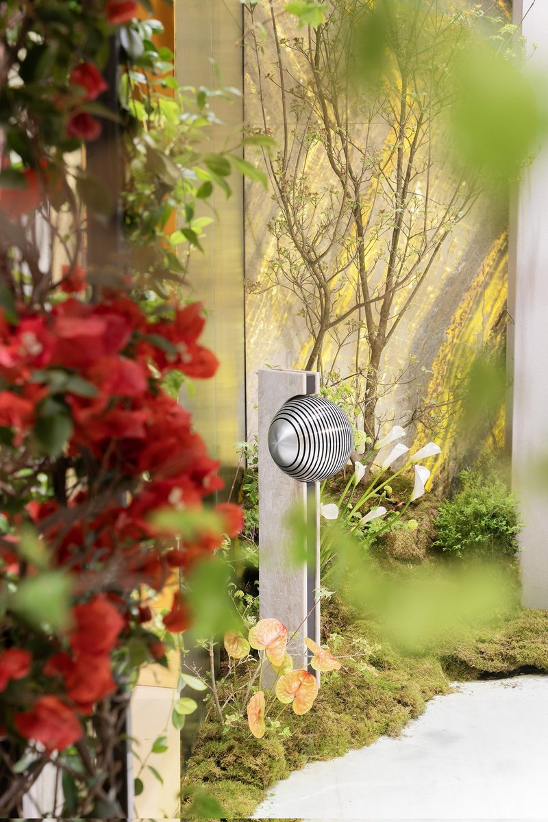 2NMPConcept's tweet image. Italian stone brand Antolini has teamed up with Bang &amp;amp; Olufsen to create #outdoor #speaker explores "sound as an architectural language".
#installation Milan Design Week
Beosound Haven speaker by Bang &amp;amp; Olufsen and Antolini share.google/LOTEdsDLwwO9Ud…