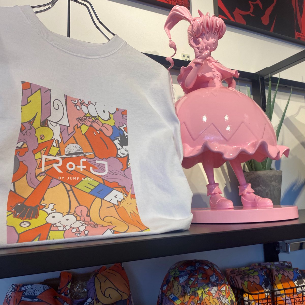 k42wKKihKBGTvXv's tweet image. 店内にはピンクのビスケさんが立ってます！！

#HUNTER×HUNTER #ハンターハンター