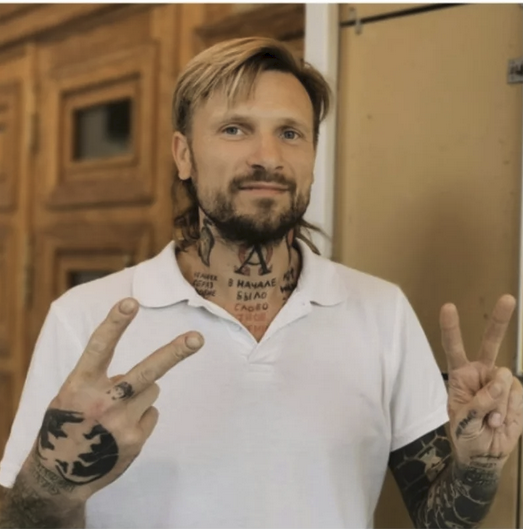 Just learning about Russian anarchist Dmitry Kuznetsov, murdered by the Russian authorities after being detained following a solo antiwar protest in Voronezh holding a “No War” sign.

That they need to do this is a sign of the fragility of their ugly state

rest in power comrade