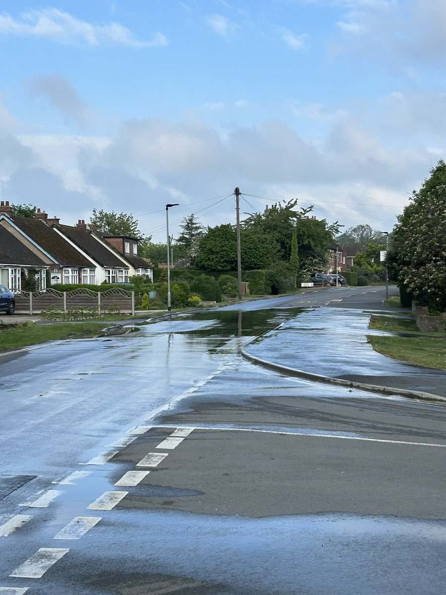 thebigticker's tweet photo. @AnglianWater 
Leak reported 5.20am; by 7.30am you were saying “engineers attempting to find the leak”. Picture taken 7.45am - it’s on the main road so not too difficult to spot. Still no sign of your gang. https://t.co/IYnSUOVdBc