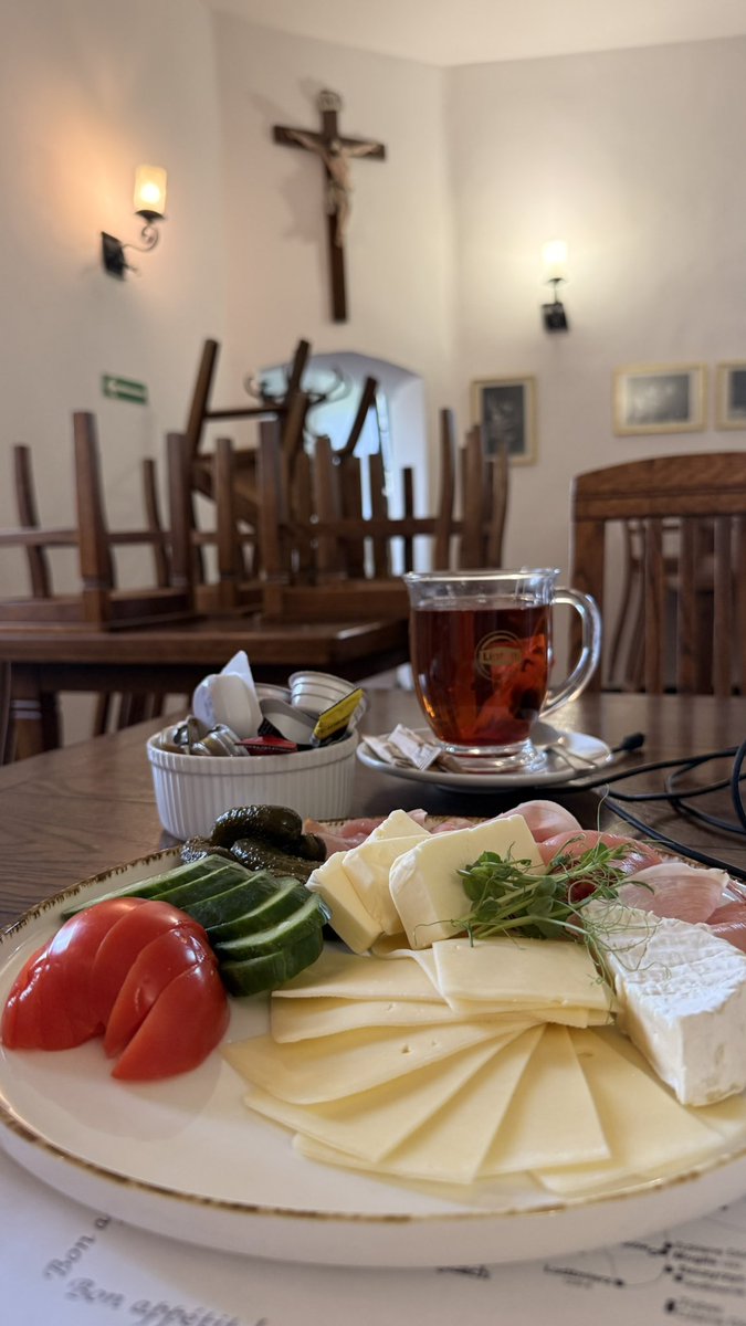 rafalhubert's tweet photo. Istniejące od 1253 roku opactwo cysterskie w Rude. 

Mroki katolicyzmu który pojawił się tu wraz cystersami przyniosły zgubę dzikich terenów przekształconych w pola uprawne, pojawiły się nowe wsie, nastąpił rozwój rolnictwa, piwowarstwa, bartnictwa, produkcji węgla drzewnego i smoły. 

Założono też tu stawy rybne, zbudowano systemy tam i kanałów do hut żelaza, miedzi i szkła. 

Szczęśliwie kres temu barbarzyństwu przyniosła niemiecka cywilizacja w listopadzie 1810 roku wygoniła stąd klechów, rozkradła liczącą 10000 ksiąg bibliotekę i zajęła okoliczne włości.

Pełnie szczęścia kadego nowoczesnego Europejczyka przynieśli w 1945 roku Rosjanie, którzy spalili całość z której pozostały jedynie osmalone ściany.

Nie wiedzieć czemu podli i źli polscy komuniści rozpoczęli odbudowę opactwa ze zgliszcz już w 1947 roku.

W imię Ojca i Syna dzień dobry :)