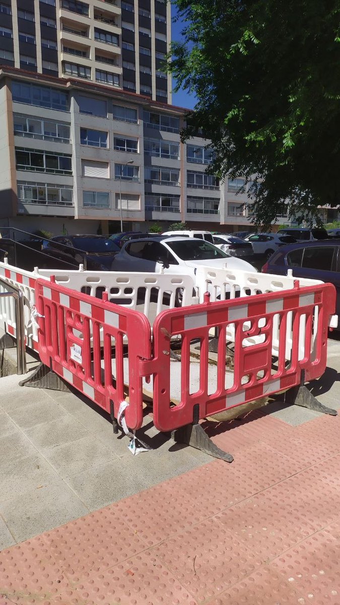 arealidade's tweet photo. Pasan os anos e seguen a romper as tubaxes en Coia. Así está a rúa Mondariz esta semana. 
Concello e @aqualiacontact urxen solucións estruturais, abonda xa de parches e de esquecemento https://t.co/nXzNQeqjvL